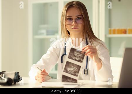 Arztliche Therapeut-Untersuchungsergebnisse der Ultraschalluntersuchung der Bauchhöhle in der Klinik Stockfoto