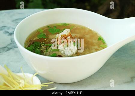 Schüssel mit köstlichem chinesischem Reisridge mit Fisch Stockfoto
