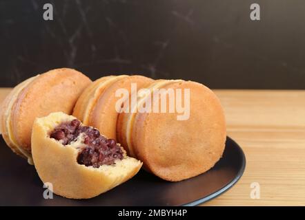 Traditionelles japanisches Dessert namens Imagawayaki oder Obanyaki, ein leckerer Azuki Red Bean Paste gefüllter Pfannkuchen Stockfoto