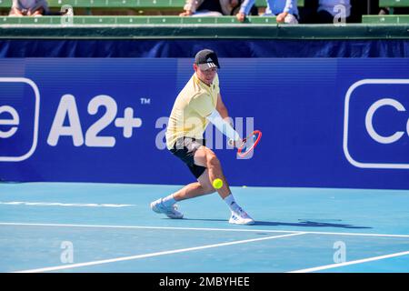 Wu Yibing von China in Aktion am 2. Tag des Kooyong Classic Tennis Tournaments letztes Spiel gegen Rinky Hijikata von Australien im Kooyong Lawn Tennis Club. Zum Abschluss des 2. Tages kehrte der australische Fanfavorit Rinky Hijikata zu Kooyongs historischem Innenhof zurück und spielte mit dem chinesischen Wu Yibing. Hijikata konnte seinen beeindruckenden Sieg am 1. Tag nicht fortsetzen und verlor in geraden Sets (6-3, 6-4) an einen weiteren Gewinner der Australian Open Wildcard. Stockfoto