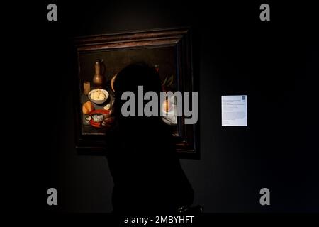 New York, USA. 20. Januar 2023. Ein Besucher sieht sich das Still Life Gemälde von Jacob van Hulsdonck an, das bei der Masters Week im Sotheby's versteigert werden kann, das während der Pressevorschau in New York am 20. Januar 2023 gesehen wurde. (Foto: Lev Radin/Pacific Press) Kredit: Pacific Press Media Production Corp./Alamy Live News Stockfoto