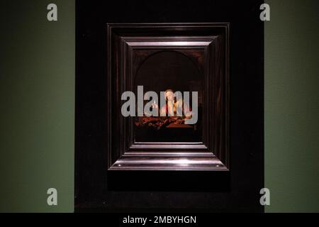 New York, USA. 20. Januar 2023. "Eine junge Frau, die einen Brief bei Kerzenlicht versiegelt" von Frans van Mieris, dem Ältesten, steht zur Auktion bei der Masters Week im Sotheby's an, gesehen während der Pressevorschau in New York am 20. Januar 2023. (Foto: Lev Radin/Pacific Press) Kredit: Pacific Press Media Production Corp./Alamy Live News Stockfoto