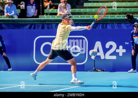 Wu Yibing von China in Aktion am 2. Tag des Kooyong Classic Tennis Tournaments letztes Spiel gegen Rinky Hijikata von Australien im Kooyong Lawn Tennis Club. Zum Abschluss des 2. Tages kehrte der australische Fanfavorit Rinky Hijikata zu Kooyongs historischem Innenhof zurück und spielte mit dem chinesischen Wu Yibing. Hijikata konnte seinen beeindruckenden Sieg am 1. Tag nicht fortsetzen und verlor in geraden Sets (6-3, 6-4) an einen weiteren Gewinner der Australian Open Wildcard. (Foto: Alexander Bogatyrev / SOPA Images/Sipa USA) Stockfoto