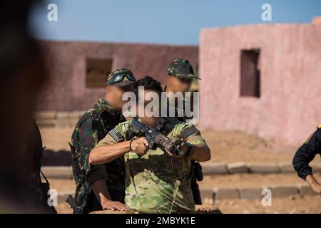 EIN US-AMERIKANISCHER Ein Soldat der Armee, der der 19. Special Forces Group (Airborne) der Utah Army National Guard zugeteilt wurde, demonstriert, wie man ein Haus mit marokkanischen Sondereinsätzen während der Nahkampfausbildung in Tifnit (Marokko) während des African Lion 22 (Afrikanischer Löwe) am 23. Juni 2022 räumt. Der afrikanische Löwe 22 ist in den USA Die größte gemeinsame jährliche Übung des Africa Command, die von Marokko, Ghana, Senegal und Tunesien veranstaltet wird, vom 6. Bis 30. Juni. Mehr als 7.500 Teilnehmer aus 28 Ländern und der NATO trainieren zusammen mit dem Schwerpunkt auf der Verbesserung der Bereitschaft für US-Streitkräfte und Streitkräfte der Partnerländer. AL22 ist eine gemeinsame, alle Domänen umfassende, mehrteilige Komponente Stockfoto