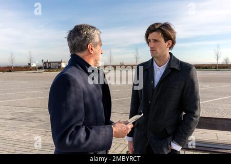 Selbstbewusste Geschäftsleute in stilvoller Kleidung diskutieren die Ergebnisse eines Geschäftstreffens, während sie auf der Straße stehen und sich gegenseitig ansehen Stockfoto