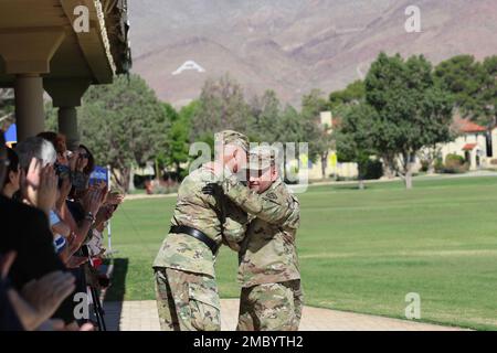 Das Kommando Major Jerry Jacobitz, das 32d Army Air and Missile Defense Command teilt eine Umarmung mit Brig. General David Stewart, der 32d-Kommandeur der AAMDC, 23. Juni, in Noel Field, Fort Bliss, Texas während der Zeremonie zum Wechsel der Verantwortung, bei der Jacobitz das Kommando über die Einheit an Kommandant Major Raymond Belk abgab. Jacobitz, der nicht nur seinen Posten abgibt, sondern auch nach über 30 Jahren Dienst aus der Armee zurücktritt. 32d, AAMDC, Stockfoto
