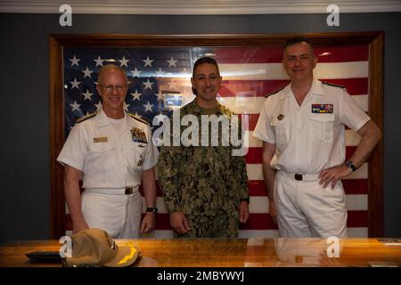 Kapitän Paul Lanzilotta, kommandierender Offizier der USS Gerald R. Ford (CVN 78), Center, posiert für ein Foto mit ADM. Daryl Caudle, Left, Commander, USA Flottenkommando und Stabschef der französischen Marine, ADM Pierre Vandier, während eines Marineeinsatzes-Gegenbesuchs zum Thema Ford-klassenspezifische Systeme und Ausrüstung am 23. Juni 2022. Ford ist in Port Naval Station Norfolk und bereitet sich auf die nächste Anlaufphase vor. Stockfoto