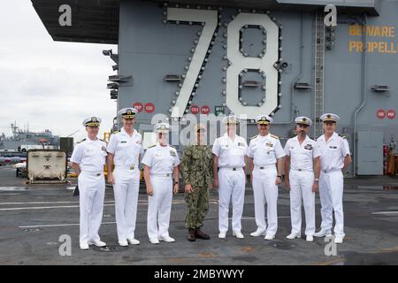 Hauptmann Paul Lanzilotta, kommandierender Offizier der USS Gerald R. Ford (CVN 78), Center, posiert für ein Gruppenfoto mit ADM. Daryl Caudle, Mitte links, Commander, USA Flottenkommando, Stabschef der französischen Marine, ADM Pierre Vandier, Mitte rechts, und ihre Staffeln während einer Tour, 23. Juni 2022. Caudle und Vandier besuchten Ford während eines Besuchs des Marinevorstehers, um klassenspezifische Systeme und Ausrüstung zu besprechen. Ford ist in Port Naval Station Norfolk und bereitet sich auf die nächste Anlaufphase vor. Stockfoto