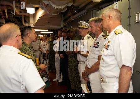Kapitän Paul Lanzilotta, zweiter von links, Kommandeur der USS Gerald R. Ford (CVN 78), beschreitet ADM. Daryl Caudle, Left, Commander, USA Flottenkommando und Stabschef der französischen Marine, ADM. Pierre Vandier, Dritter von rechts, und ihre Mitarbeiter über die Fähigkeiten der Maschinenräume von Ford während einer Tour am 23. Juni 2022. Caudle und Vandier besuchten Ford, um über die einzigartigen Systeme und Ausrüstungen der Ford- und Ford-Klasse zu sprechen und gleichzeitig die Fähigkeiten des Schiffs und den Unterschied zwischen den Schiffen der Ford- und der Nimitz-Klasse hervorzuheben. Ford ist in Port Naval Station Norfolk Prepari Stockfoto