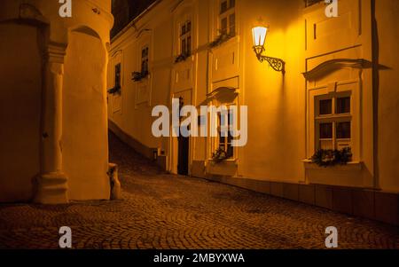 Historisches Zentrum von Banska Stiavnica bei Nacht, Slowakei, Europa. Stockfoto