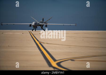 Das MQ-9 Reaper-Flugzeug, das dem 163d Attack Wing zugewiesen wurde, schließt die autonome Landung ab und wird am 23. Juni in die Wartungsposition auf San Clemente Island, Kalifornien, befördert. 2022. Der MQ-9 wurde schnell gewartet, aufgetankt, wieder bewaffnet und dann von einer kleinen Anzahl von Luftmännern mit dem Angriffsflügel 163d zur Unterstützung der Operation Rhino Strike wieder eingesetzt. Ziel der Übung war es, das Konzept der „Agile Combat Employment“ (ACE) und „Multi-Capable Airman“ (MCA) zu verbessern. (Foto von Sgt. Joseph Pagan) Stockfoto