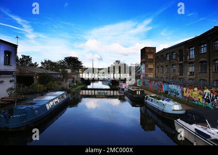 Hackney Regents Canal London mit Zug an einem sonnigen Tag Stockfoto