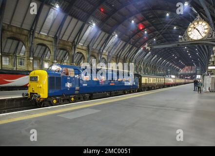 Erhaltenes Deltic 55009 Alycidon in Kings Cross Station London Stockfoto