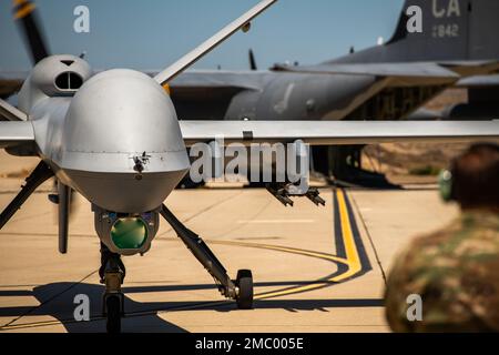 Das MQ-9 Reaper-Flugzeug, das dem 163d Attack Wing zugewiesen wurde, schließt die autonome Landung ab und wird am 23. Juni in die Wartungsposition auf San Clemente Island, Kalifornien, befördert. 2022. Der MQ-9 wurde schnell gewartet, aufgetankt, wieder bewaffnet und dann von einer kleinen Anzahl von Luftmännern mit dem Angriffsflügel 163d zur Unterstützung der Operation Rhino Strike wieder eingesetzt. Ziel der Übung war es, das Konzept der „Agile Combat Employment“ (ACE) und „Multi-Capable Airman“ (MCA) zu verbessern. (Foto von Sgt. Joseph Pagan) Stockfoto