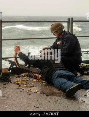 220623-N-LY962-1107 SEELEUTE IM PAZIFISCHEN OZEAN (23. Juni 2022) führen eine Live-Feuerübung auf dem Fangnagel des Flugzeugträgers USS Nimitz (CVN 68) durch. Nimitz ist im US-3.-Flottengebiet unterwegs. Stockfoto