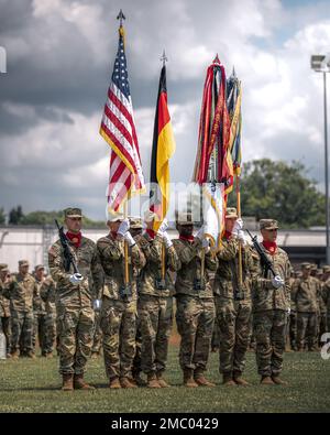 Der Farbenwächter, der während einer Zeremonie zum Verzicht auf Verantwortung am 23. Juni 2022 in Katterbach Kaserne, Deutschland, "Order Arms" ausführte. Oberstleutnant Osborn übergab das Kommando über das 5. Bataillon, 4. Luftwaffenartillerie-Regiment an seinen Offizier, Major David Endter, bis der neue Bataillonskommandeur eintrifft. Stockfoto