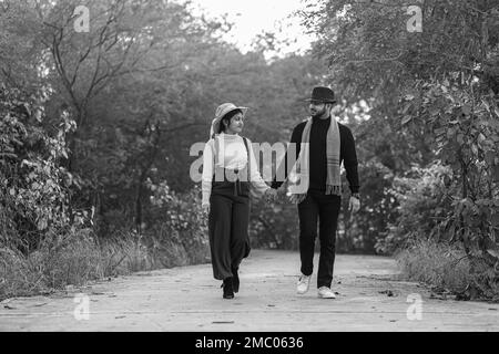 Vor der Hochzeit wurde ein indisches Paar auf dem Weg der Natur in Delhi, Indien, aufgenommen. Romantisches Paar Shoot. Braut und Bräutigam im natürlichen Wald mit Bäumen. Stockfoto