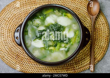 Tteokguk, koreanische Seetang-Fulvescens Reiskuchen-Suppe : Ovalförmiger Reiskuchen, in Brühe gekocht. Ein traditionelles Neujahrsgericht. Klare Rinderbrühe Stockfoto