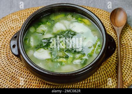 Tteokguk, koreanische Seetang-Fulvescens Reiskuchen-Suppe : Ovalförmiger Reiskuchen, in Brühe gekocht. Ein traditionelles Neujahrsgericht. Klare Rinderbrühe Stockfoto