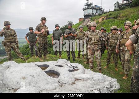 Kommandiert hochrangige Anführer der ROK-US-Allianz versammelt sich am 23. Juni 2022 in Südkorea um den berühmten White Skull der 3. Infanteriedivision der Republik Korea. Die CSEL nahmen am jährlichen Keystone-Seminar 2. Teil, einer dreitägigen Veranstaltung, bei der die hochrangigen NCOs zusammenkamen, um Ssprit de Corps aufzubauen und mehr über die koreanische Militärgeschichte zu erfahren. Stockfoto