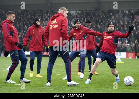 AMSTERDAM - Steven Berghuis im Duell mit Davy Klaassen während der öffentlichen Ausbildung von Ajax zur Vorbereitung des Klassikers gegen Feyenoord. ANP OLAF KRAAK Credit: ANP/Alamy Live News Stockfoto