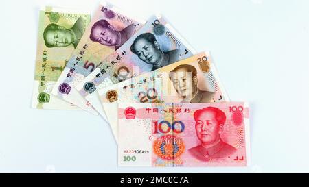 Chinesische Renminbi-Währung, China, Münzen und Banknoten mit Mao Zedong-Gravurporträt Stockfoto