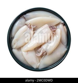 Frische Tintenfischröhrchen in einer blauen Schüssel. Rohe Kalamarfilet auf einer Platte, isoliert auf weißem Hintergrund. Kleine Tintenfische zum Kochen zubereitet. Draufsicht. Stockfoto