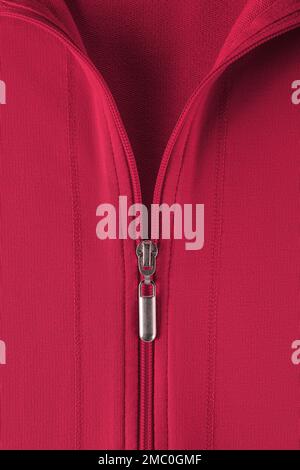 Modische Sommerjacke in Viva Magenta. Nahaufnahme des Hoodies aus Baumwolle mit Kurzreißverschluss. Legere Oberbekleidung und Kleidung. Reißverschluss. Stockfoto