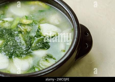 Tteokguk, koreanische Seetang-Fulvescens Reiskuchen-Suppe : Ovalförmiger Reiskuchen, in Brühe gekocht. Ein traditionelles Neujahrsgericht. Klare Rinderbrühe Stockfoto