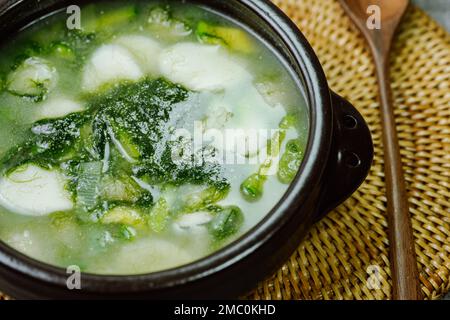 Tteokguk, koreanische Seetang-Fulvescens Reiskuchen-Suppe : Ovalförmiger Reiskuchen, in Brühe gekocht. Ein traditionelles Neujahrsgericht. Klare Rinderbrühe Stockfoto