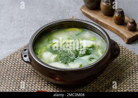 Tteokguk, koreanische Seetang-Fulvescens Reiskuchen-Suppe : Ovalförmiger Reiskuchen, in Brühe gekocht. Ein traditionelles Neujahrsgericht. Klare Rinderbrühe Stockfoto