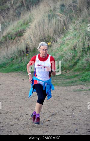 Eine ältere Frau, die in einer Gruppe aus über 70ern im Club Run bei West Runton norfolk england antrat Stockfoto