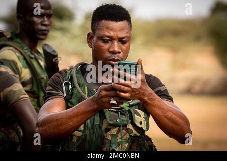 Ein Soldat der senegalesischen Streitkräfte (SAF) sieht sich die Koordinaten einer Landschifffahrtsklasse an, während der African Lion 22 in Dodji, Senegal, am 23. Juni 2022 stattfand. Der afrikanische Löwe 22 ist in den USA Die größte gemeinsame jährliche Übung des Kommandos Afrika, die von Marokko, Ghana, Senegal und Tunesien veranstaltet wird, vom 6. Bis 30. Juni. Mehr als 7.500 Teilnehmer aus 28 Ländern und der NATO trainieren zusammen mit dem Schwerpunkt auf der Verbesserung der Bereitschaft für US-Streitkräfte und Partner-Nationalstreitkräfte. AL22 ist eine gemeinsame, bereichsübergreifende, mehrkomponentenübergreifende und multinationale Übung, bei der ein breites Spektrum an Missionskapazitäten eingesetzt wird, um die Interoperabilität teilweise zu stärken Stockfoto