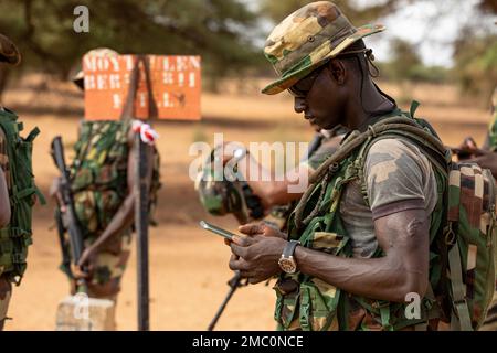 Ein Soldat der senegalesischen Streitkräfte (SAF) sieht sich die Koordinaten einer Landschifffahrtsklasse an, während der African Lion 22 in Dodji, Senegal, am 23. Juni 2022 stattfand. Der afrikanische Löwe 22 ist in den USA Die größte gemeinsame jährliche Übung des Kommandos Afrika, die von Marokko, Ghana, Senegal und Tunesien veranstaltet wird, vom 6. Bis 30. Juni. Mehr als 7.500 Teilnehmer aus 28 Ländern und der NATO trainieren zusammen mit dem Schwerpunkt auf der Verbesserung der Bereitschaft für US-Streitkräfte und Partner-Nationalstreitkräfte. AL22 ist eine gemeinsame, bereichsübergreifende, mehrkomponentenübergreifende und multinationale Übung, bei der ein breites Spektrum an Missionskapazitäten eingesetzt wird, um die Interoperabilität teilweise zu stärken Stockfoto