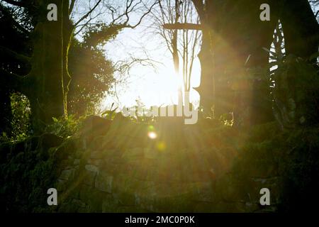 Sonnenaufgang über einer Steinmauer Stockfoto