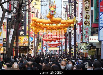 Yokohama, Japan. 21. Januar 2023. Yokohama Chinatown ist voll mit Menschen, da das chinesische MondNeujahr am Samstag, den 21. Januar 2023, in Yokohama, einem Vorort von Tokio, am 22. Januar beginnt. Die Menschen feiern das Mondneujahr in Japans größter chinesischer Cummunity. Kredit: Yoshio Tsunoda/AFLO/Alamy Live News Stockfoto