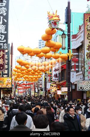 Yokohama, Japan. 21. Januar 2023. Yokohama Chinatown ist voll mit Menschen, da das chinesische MondNeujahr am Samstag, den 21. Januar 2023, in Yokohama, einem Vorort von Tokio, am 22. Januar beginnt. Die Menschen feiern das Mondneujahr in Japans größter chinesischer Cummunity. Kredit: Yoshio Tsunoda/AFLO/Alamy Live News Stockfoto