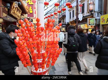 Yokohama, Japan. 21. Januar 2023. Yokohama Chinatown ist voll mit Menschen, da das chinesische MondNeujahr am Samstag, den 21. Januar 2023, in Yokohama, einem Vorort von Tokio, am 22. Januar beginnt. Die Menschen feiern das Mondneujahr in Japans größter chinesischer Cummunity. Kredit: Yoshio Tsunoda/AFLO/Alamy Live News Stockfoto