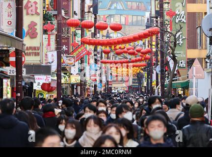 Yokohama, Japan. 21. Januar 2023. Yokohama Chinatown ist voll mit Menschen, da das chinesische MondNeujahr am Samstag, den 21. Januar 2023, in Yokohama, einem Vorort von Tokio, am 22. Januar beginnt. Die Menschen feiern das Mondneujahr in Japans größter chinesischer Cummunity. Kredit: Yoshio Tsunoda/AFLO/Alamy Live News Stockfoto