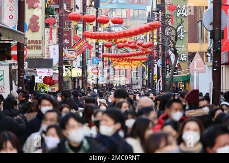 Yokohama, Japan. 21. Januar 2023. Yokohama Chinatown ist voll mit Menschen, da das chinesische MondNeujahr am Samstag, den 21. Januar 2023, in Yokohama, einem Vorort von Tokio, am 22. Januar beginnt. Die Menschen feiern das Mondneujahr in Japans größter chinesischer Cummunity. Kredit: Yoshio Tsunoda/AFLO/Alamy Live News Stockfoto