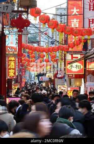 Yokohama, Japan. 21. Januar 2023. Yokohama Chinatown ist voll mit Menschen, da das chinesische MondNeujahr am Samstag, den 21. Januar 2023, in Yokohama, einem Vorort von Tokio, am 22. Januar beginnt. Die Menschen feiern das Mondneujahr in Japans größter chinesischer Cummunity. Kredit: Yoshio Tsunoda/AFLO/Alamy Live News Stockfoto