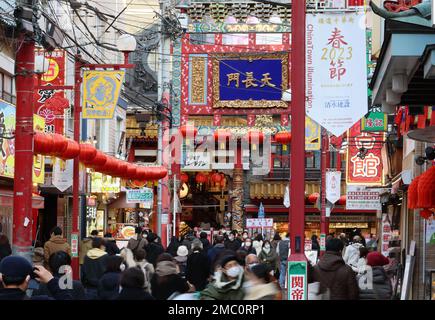 Yokohama, Japan. 21. Januar 2023. Yokohama Chinatown ist voll mit Menschen, da das chinesische MondNeujahr am Samstag, den 21. Januar 2023, in Yokohama, einem Vorort von Tokio, am 22. Januar beginnt. Die Menschen feiern das Mondneujahr in Japans größter chinesischer Cummunity. Kredit: Yoshio Tsunoda/AFLO/Alamy Live News Stockfoto