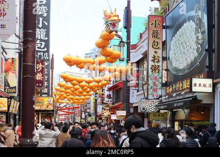 Yokohama, Japan. 21. Januar 2023. Yokohama Chinatown ist voll mit Menschen, da das chinesische MondNeujahr am Samstag, den 21. Januar 2023, in Yokohama, einem Vorort von Tokio, am 22. Januar beginnt. Die Menschen feiern das Mondneujahr in Japans größter chinesischer Cummunity. Kredit: Yoshio Tsunoda/AFLO/Alamy Live News Stockfoto