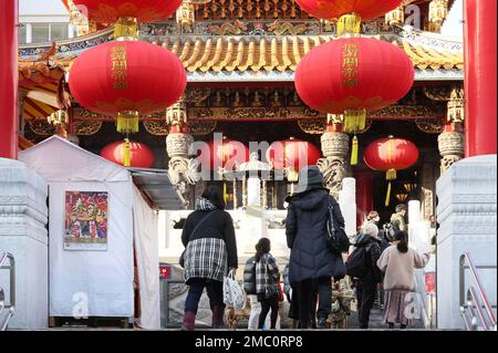 Yokohama, Japan. 21. Januar 2023. Yokohama Chinatown ist voll mit Menschen, da das chinesische MondNeujahr am Samstag, den 21. Januar 2023, in Yokohama, einem Vorort von Tokio, am 22. Januar beginnt. Die Menschen feiern das Mondneujahr in Japans größter chinesischer Cummunity. Kredit: Yoshio Tsunoda/AFLO/Alamy Live News Stockfoto