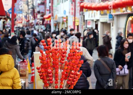 Yokohama, Japan. 21. Januar 2023. Yokohama Chinatown ist voll mit Menschen, da das chinesische MondNeujahr am Samstag, den 21. Januar 2023, in Yokohama, einem Vorort von Tokio, am 22. Januar beginnt. Die Menschen feiern das Mondneujahr in Japans größter chinesischer Cummunity. Kredit: Yoshio Tsunoda/AFLO/Alamy Live News Stockfoto