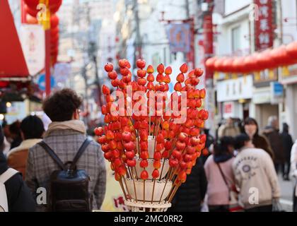 Yokohama, Japan. 21. Januar 2023. Yokohama Chinatown ist voll mit Menschen, da das chinesische MondNeujahr am Samstag, den 21. Januar 2023, in Yokohama, einem Vorort von Tokio, am 22. Januar beginnt. Die Menschen feiern das Mondneujahr in Japans größter chinesischer Cummunity. Kredit: Yoshio Tsunoda/AFLO/Alamy Live News Stockfoto