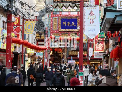 Yokohama, Japan. 21. Januar 2023. Yokohama Chinatown ist voll mit Menschen, da das chinesische MondNeujahr am Samstag, den 21. Januar 2023, in Yokohama, einem Vorort von Tokio, am 22. Januar beginnt. Die Menschen feiern das Mondneujahr in Japans größter chinesischer Cummunity. Kredit: Yoshio Tsunoda/AFLO/Alamy Live News Stockfoto