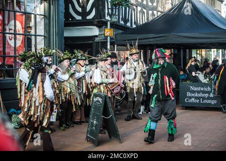 Nantwich Cheshire 21. Januar 2023 Morris-Tänzer unterhalten die Massen in Nantwich, während sie auf die Nachstellung der Schlacht von Nantwich warten, die Paul Quezada-Neiman/Alamy Live News stattfindet Stockfoto