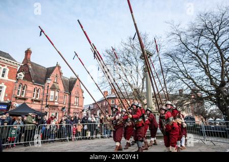 Nantwich Cheshire 21. Januar 2023 während des Englischen Bürgerkriegs fand der Kampf zwischen den Royalisten Cavaliers, die König Karl I. treu waren, und den Parlamentariern, Cromwells Roundheads, Paul Quezada-Neiman/Alamy Live News, statt Stockfoto