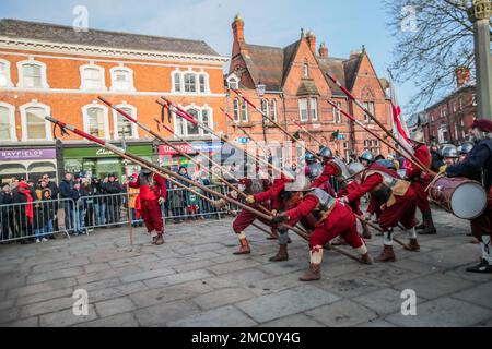 Nantwich Cheshire 21. Januar 2023 während des Englischen Bürgerkriegs fand der Kampf zwischen den Royalisten Cavaliers, die König Karl I. treu waren, und den Parlamentariern, Cromwells Roundheads, Paul Quezada-Neiman/Alamy Live News, statt Stockfoto